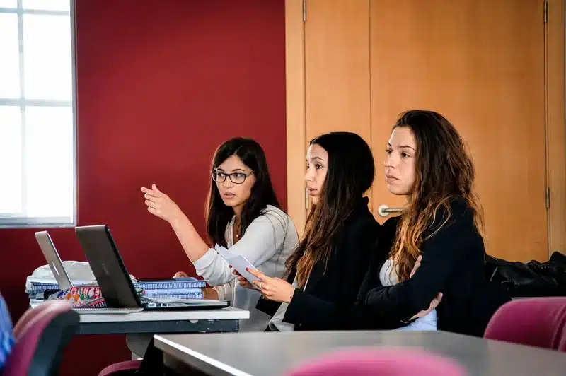 Estudiantes de Publicidad en presentación creativa